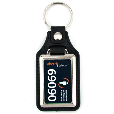 Elementy do robienia breloków metalowych na podkładce z ekoskóry